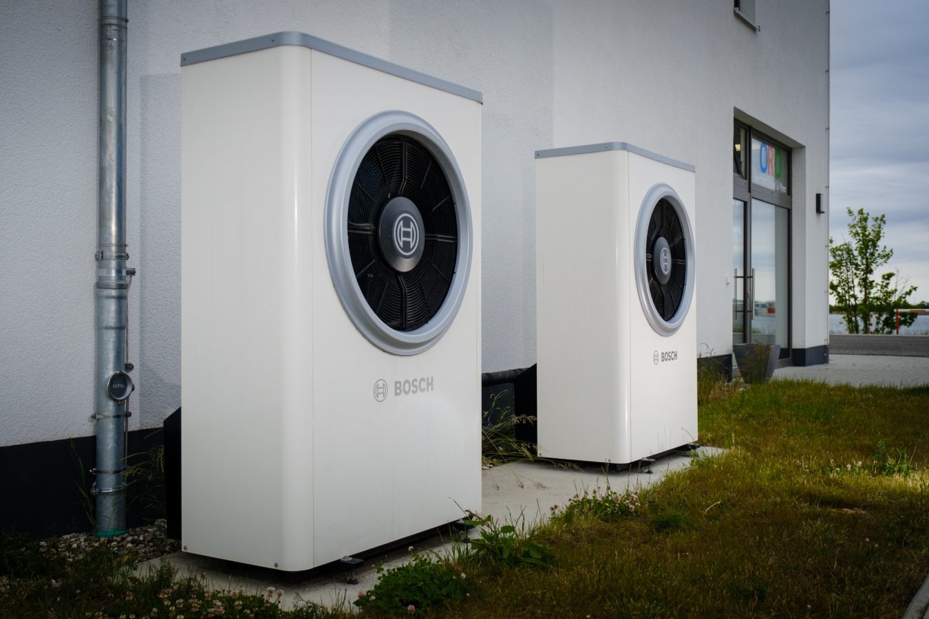 Olpenitz zwei Bosch Wärmepumpen vor Gebäude
